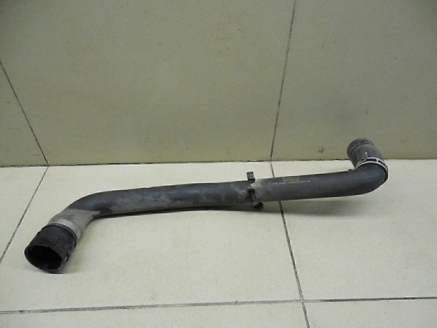 Патрубок радиатора Kuga 2008-2012