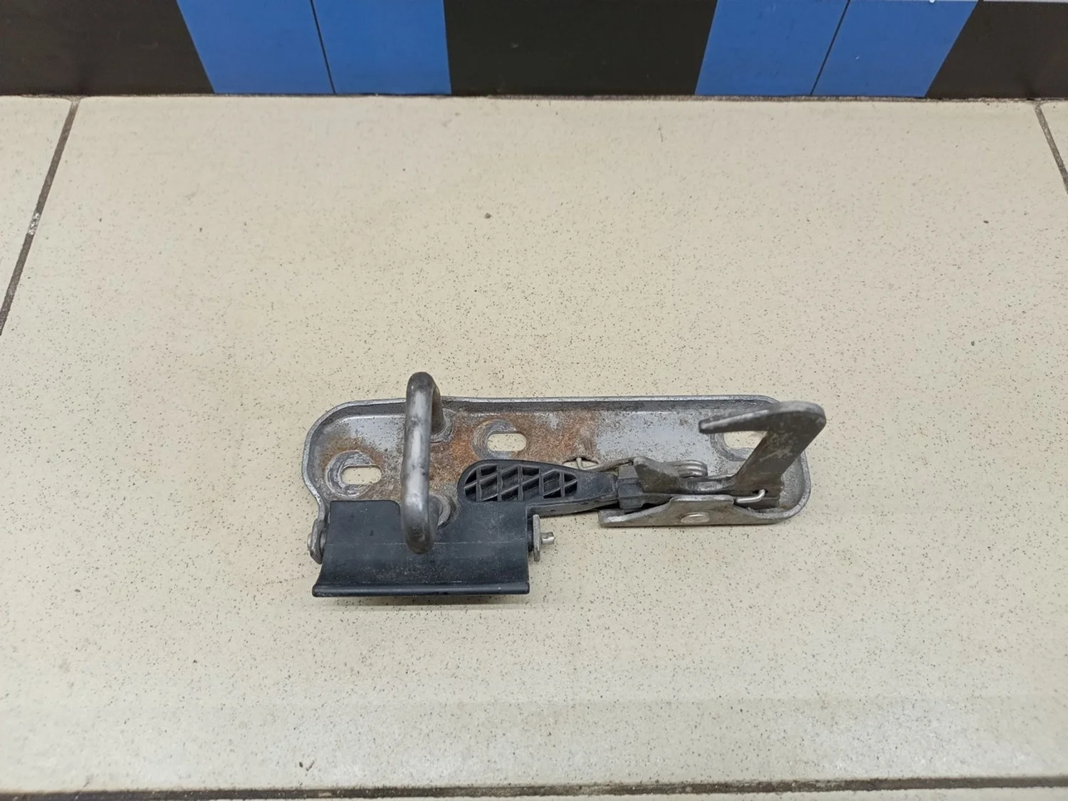 Крючок капота Tiguan 2011-2016