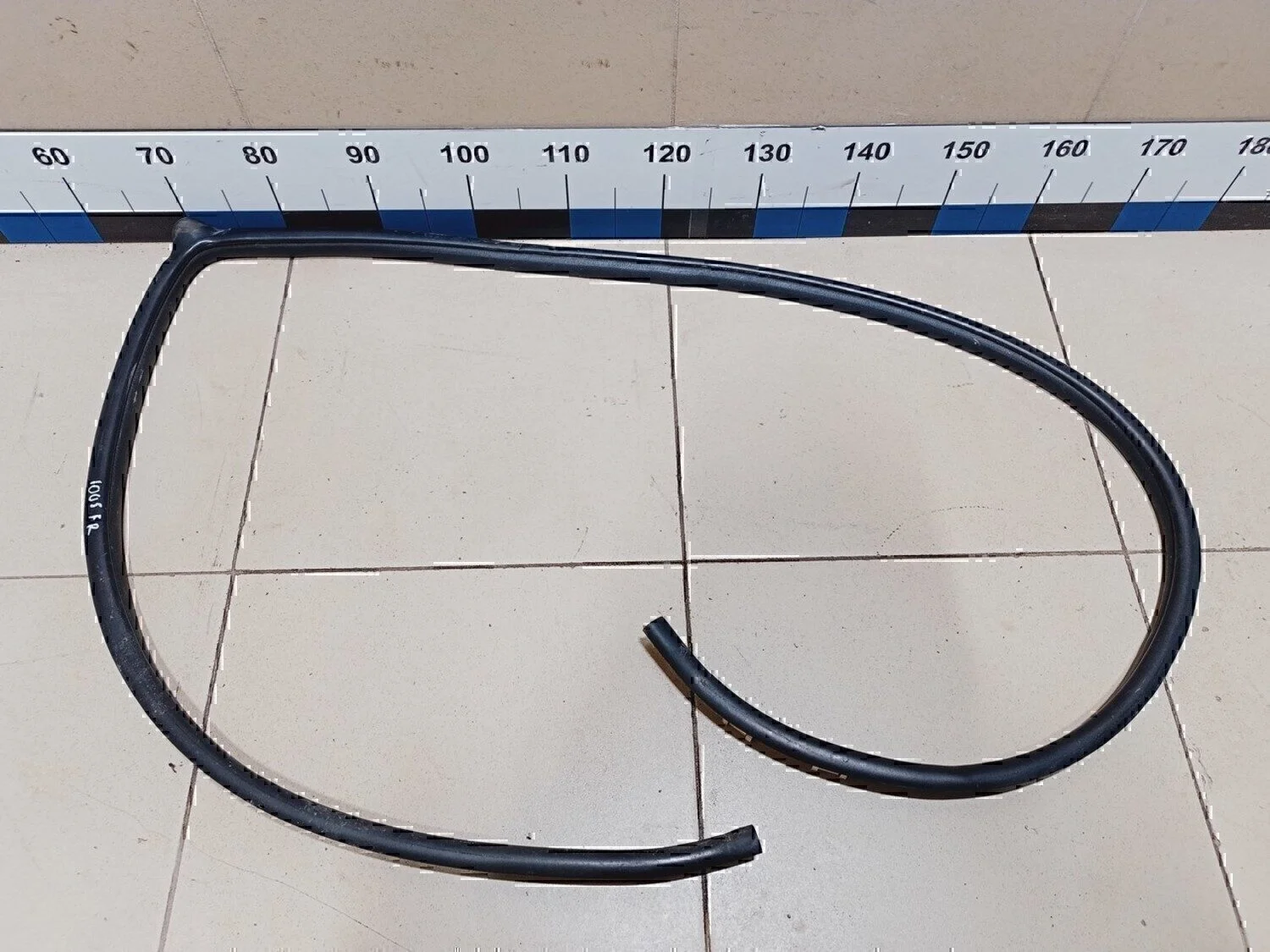 Уплотнитель (внутри) Avensis II 2003-2008