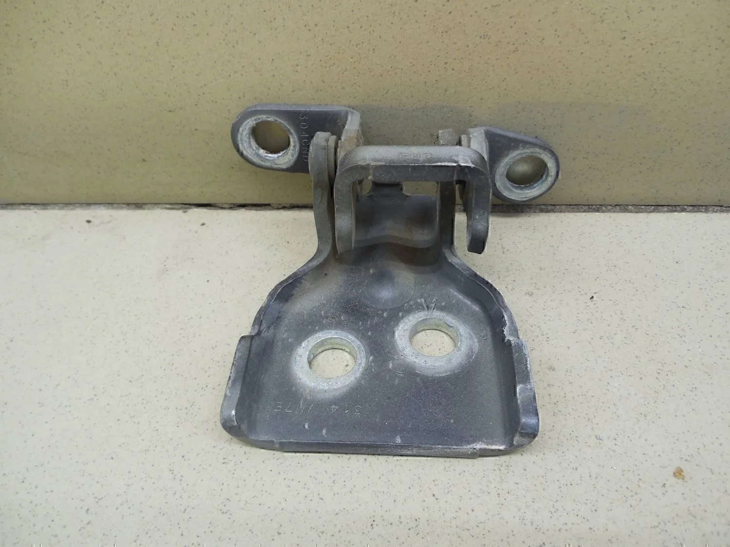 Петля двери передней правой верхняя Fusion 2002-2012