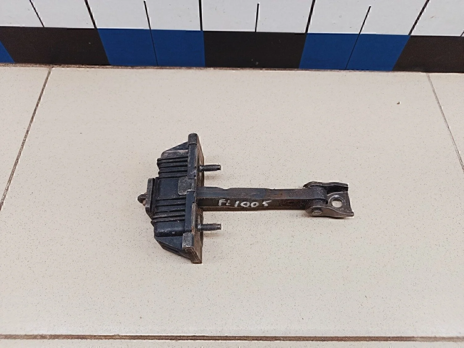 Ограничитель двери Avensis II 2003-2008