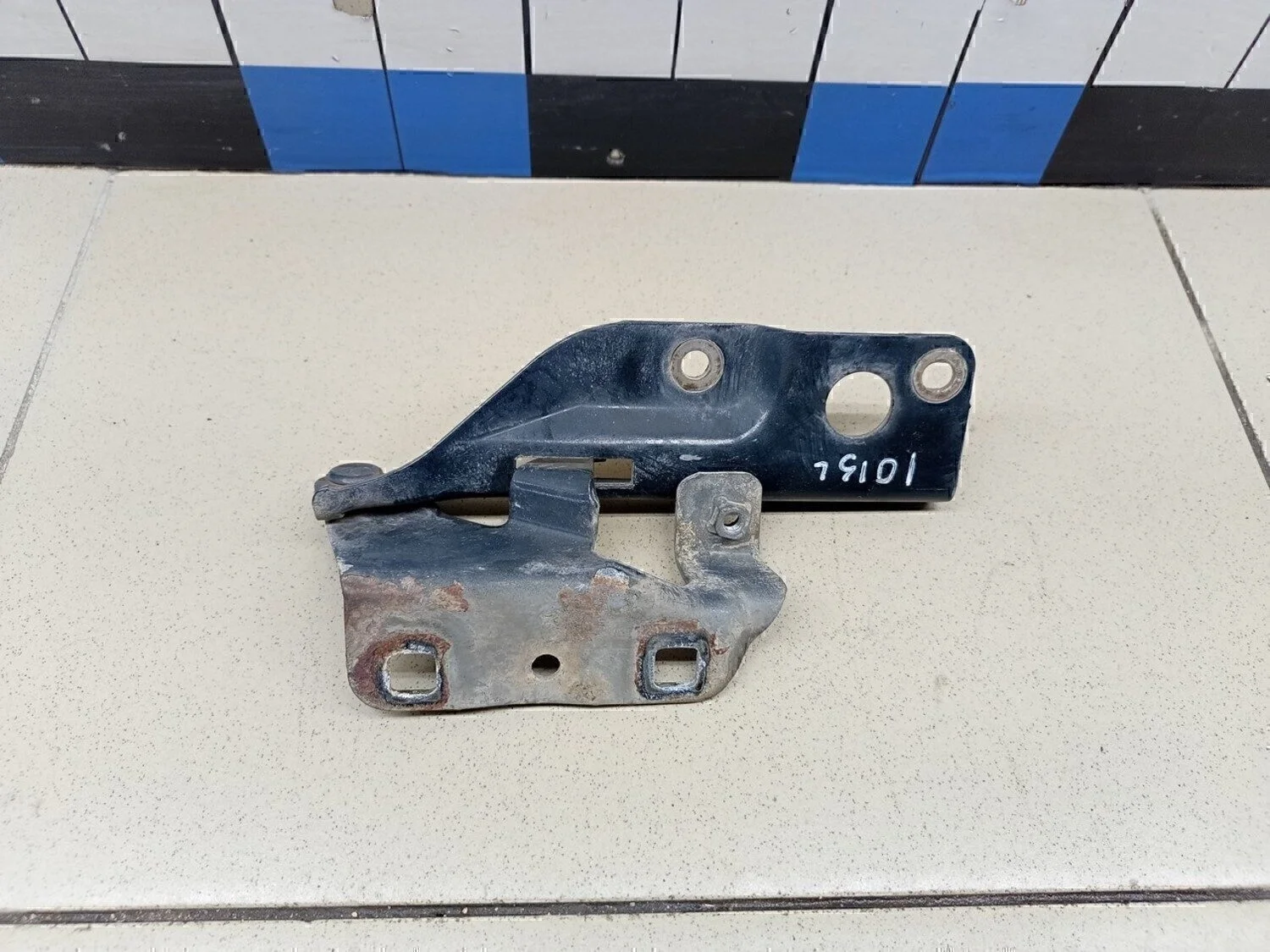 Петля капота левая Almera Classic (B10) 2006-2013