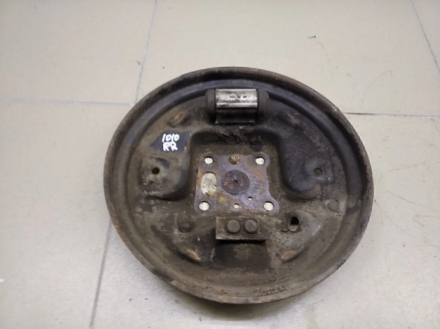 Щит опорный задний правый Fusion 2002-2012