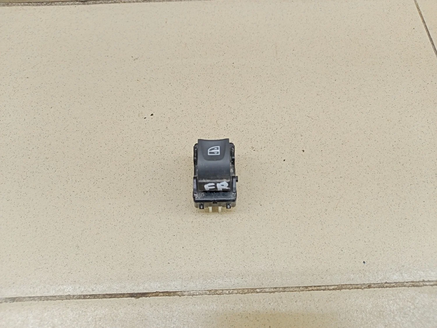 Кнопка стеклоподъемника Duster 2012>