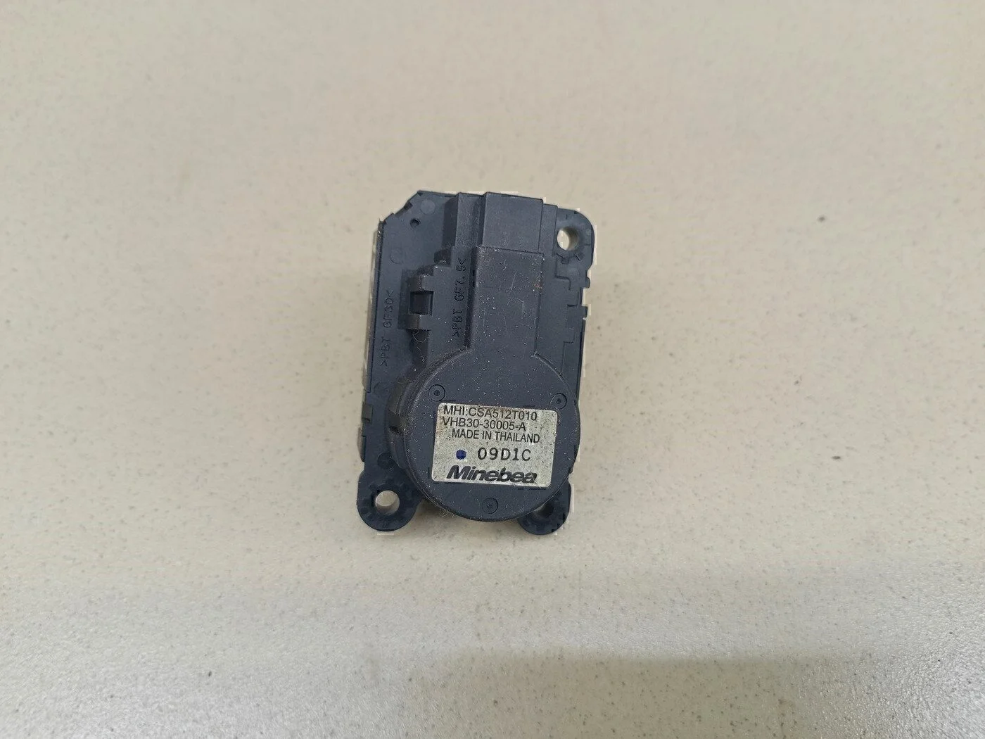 Моторчик заслонки отопителя RIO 2000-2004