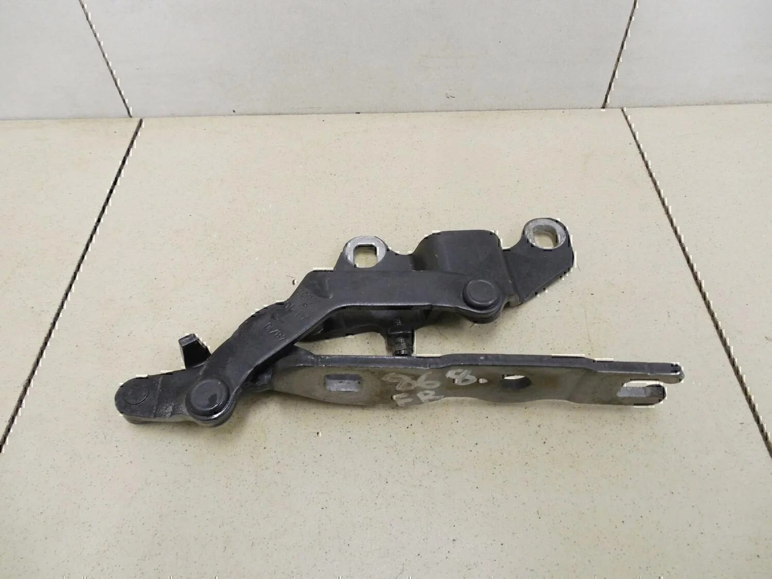 Петля капота правая 1-серия E82/E88 2006>