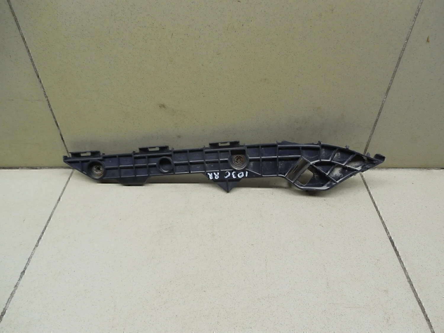 Направляющая заднего бампера правая Corolla E15 2006-2013