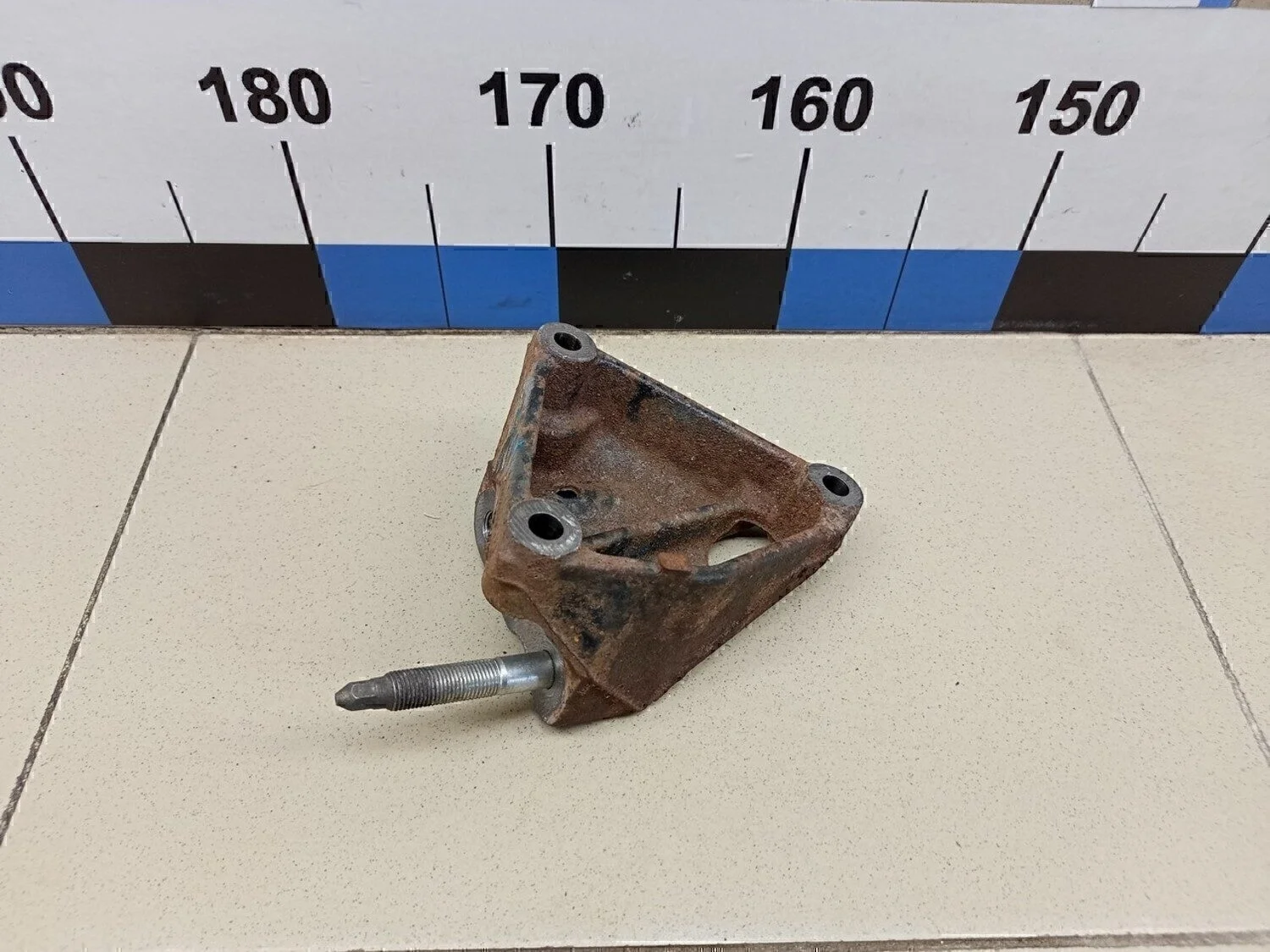 Кронштейн двигателя правый Corolla E15 2006-2013