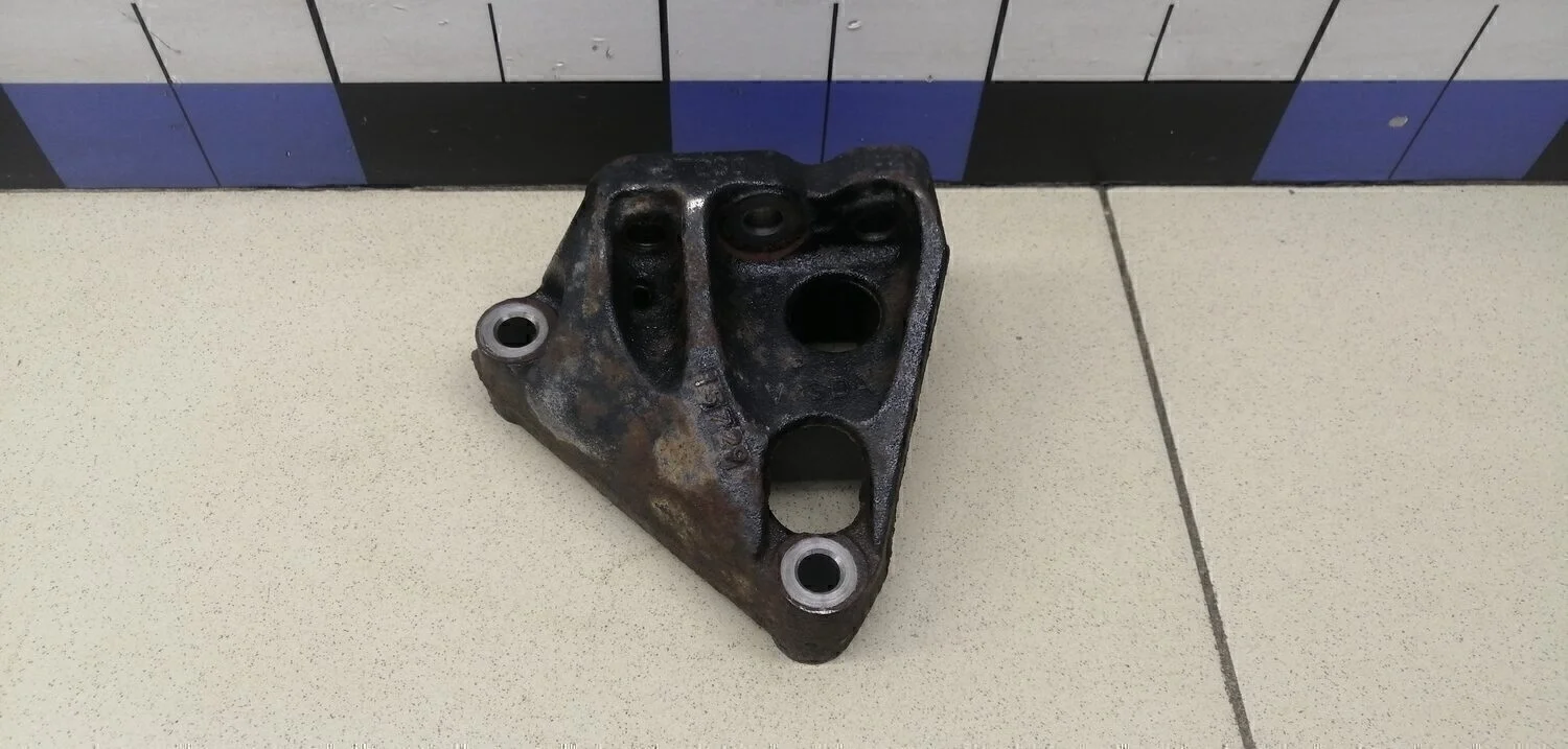 Кронштейн двигателя правый Corolla E15 2006-2013