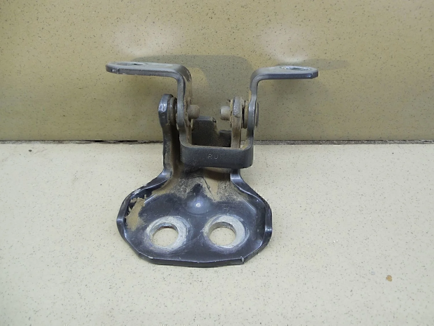 Петля двери задней правой верхняя Fusion 2002-2012