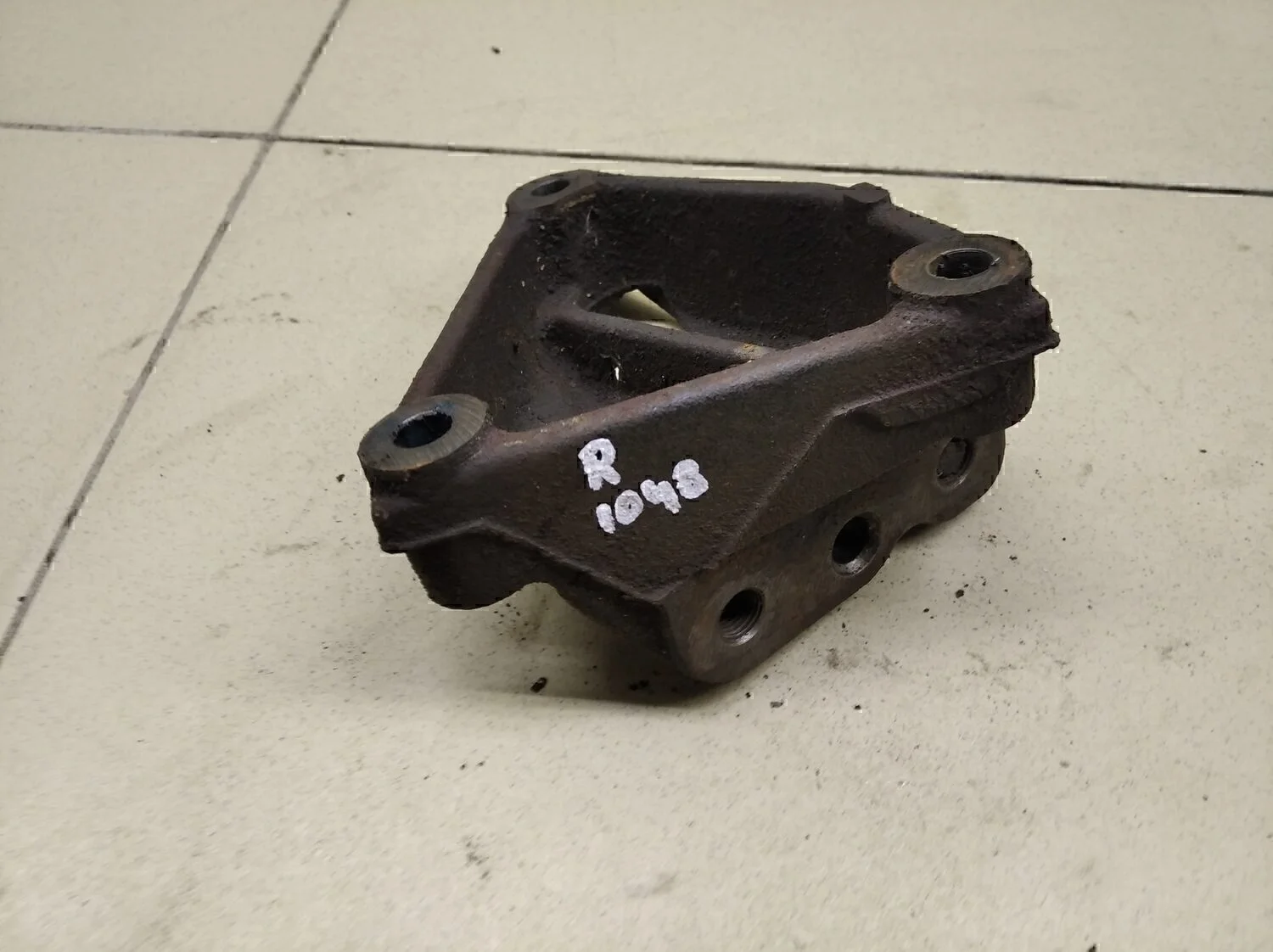 Кронштейн двигателя правый Corolla E15 2006-2013