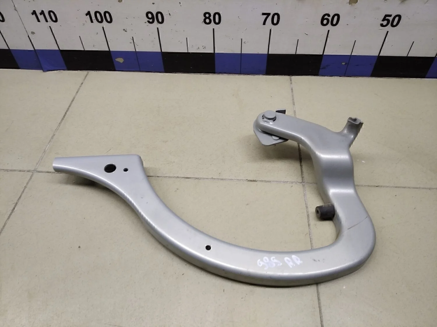 Петля крышки багажника правая Clio/Symbol 1998-2008