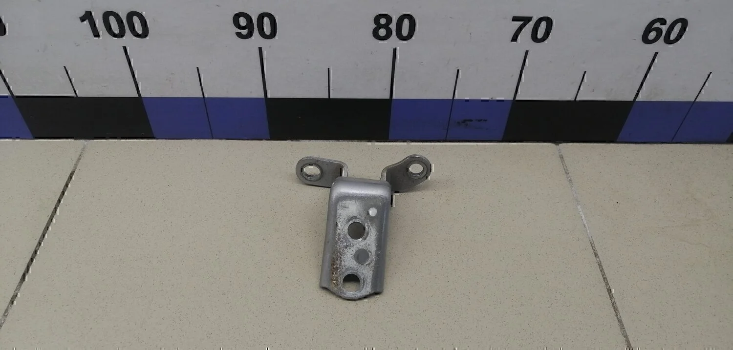 Петля двери задней правой нижняя Avensis II 2003-2008