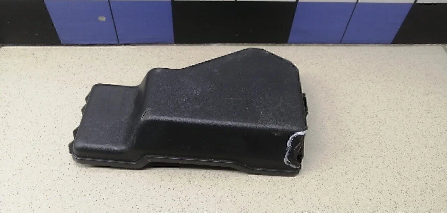 Крышка блока предохранителей Avensis II 2003-2008