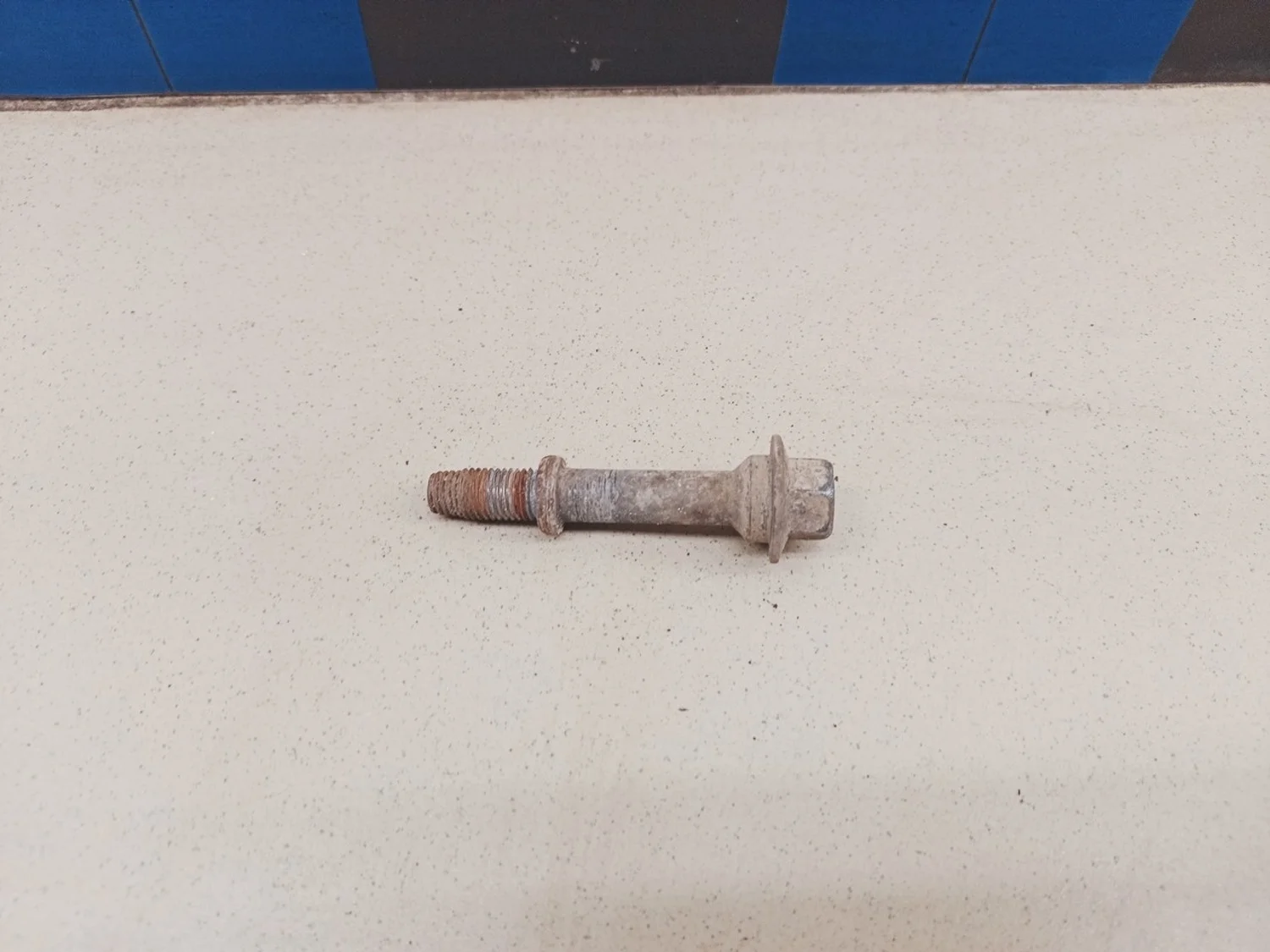 Болт подвески глушителя Avensis II 2003-2008