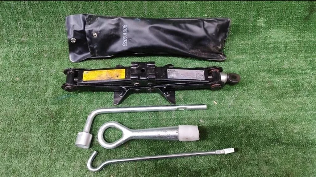 Б.у. домкрат MITSUBISHI LANCER CY4A MITSUBISHI LANCER CY4A