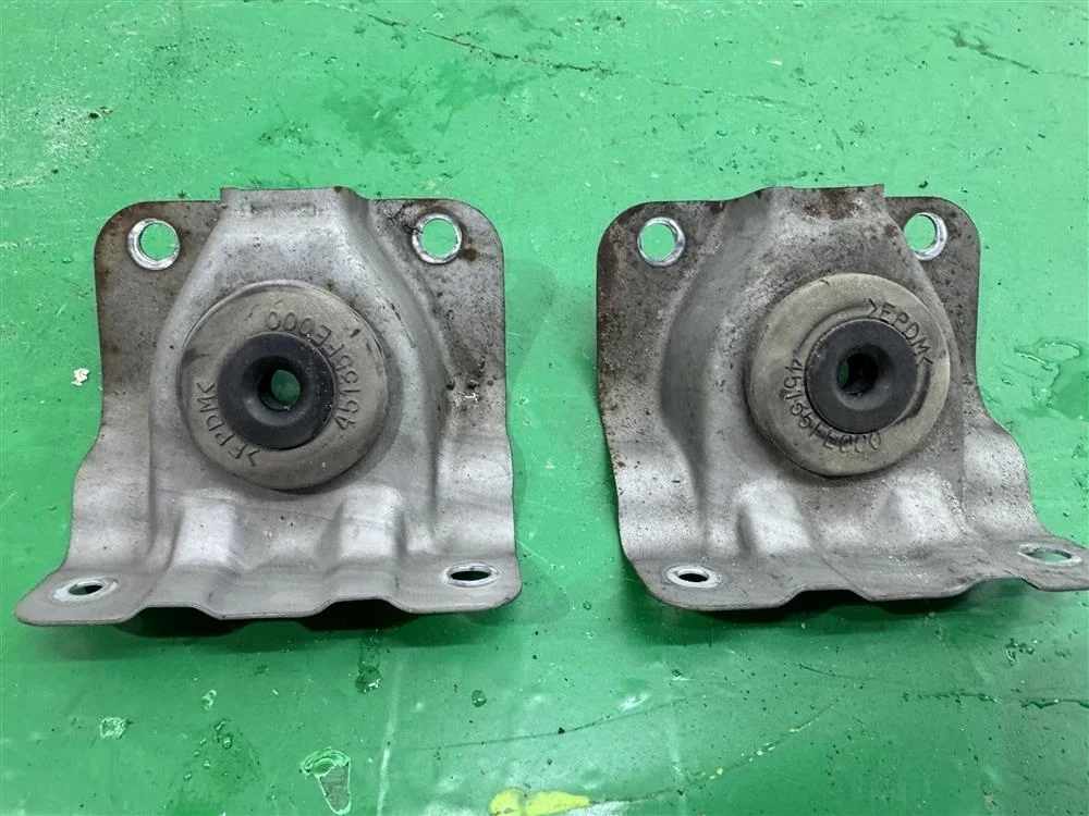 Крепление радиатора нижнее на панели FRONT (телевизор)