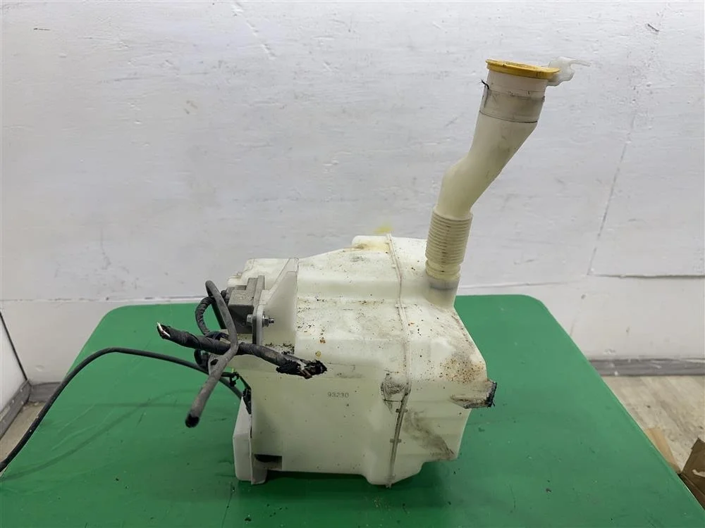 Бачок омывателя под омыватель фар в сборе (два моторчика +реле омывателя, БЕЗ НАСОСА ФАР) УЦЕНКА срезан один крепеж, на прочность установки не влияет!