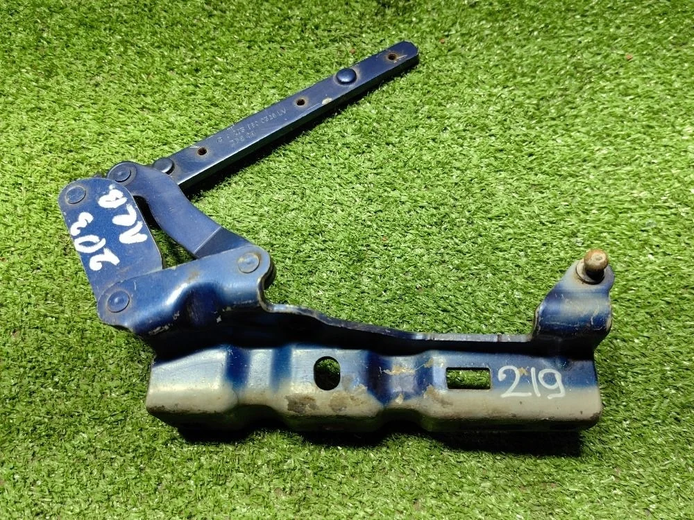 Петля капота левая Mercedes-Benz C-класс W203