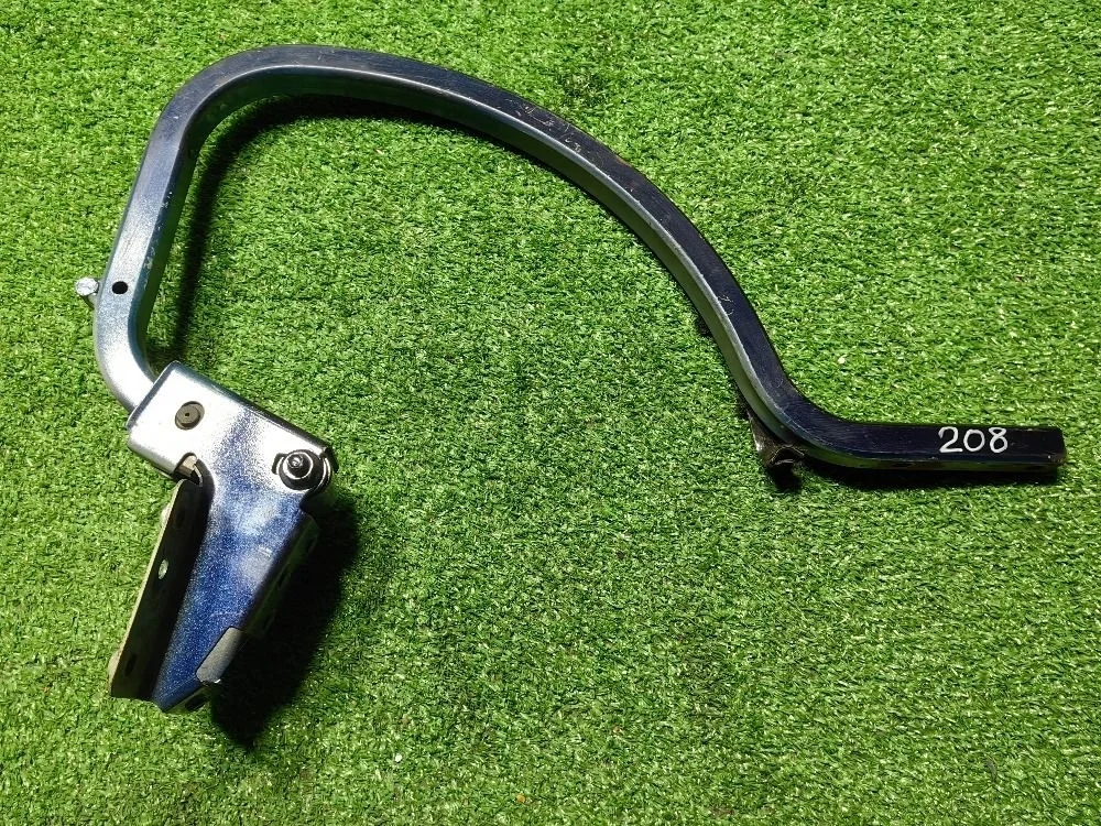 Петля крышки багажника левая VW Polo