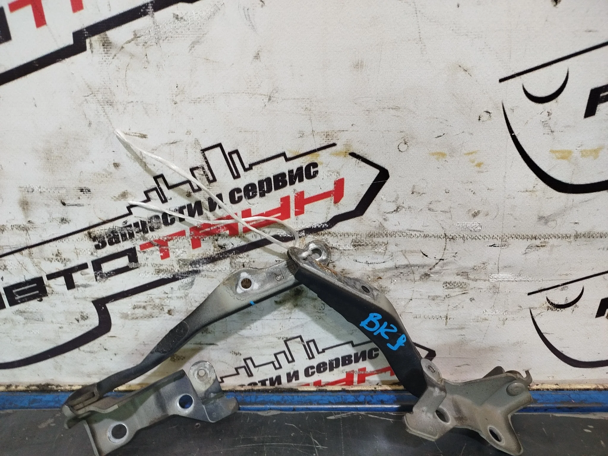 КРОНШТЕЙН КАПОТА SUBARU ПРАВО 57260AJ0209P