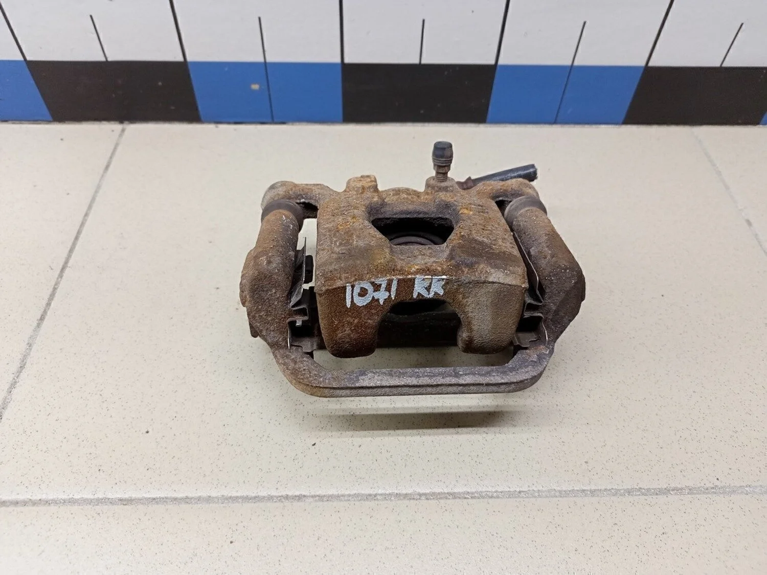 Суппорт задний правый Juke (F15) 2011>