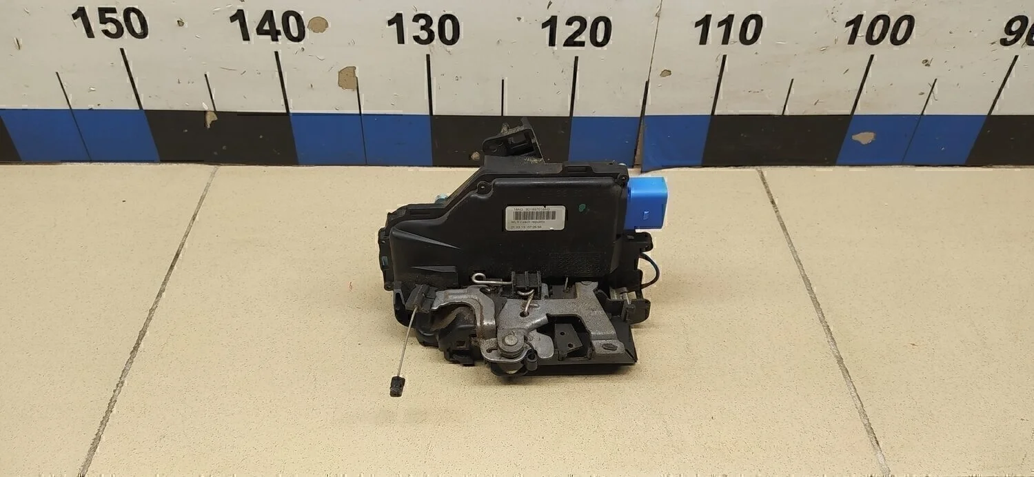 Замок двери передней правой Touareg 2002-2010