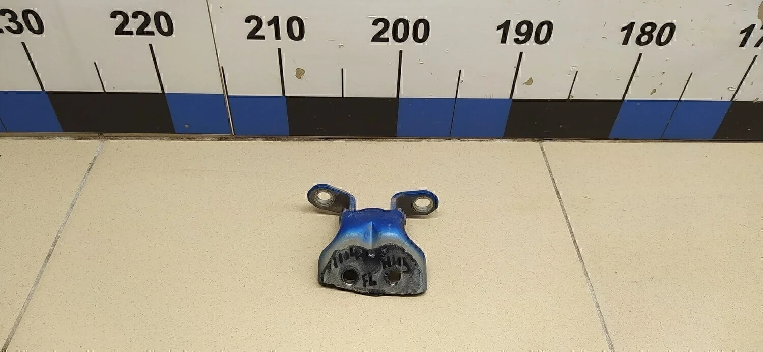 Петля двери передней левой нижняя Primera P12E 2002-2007