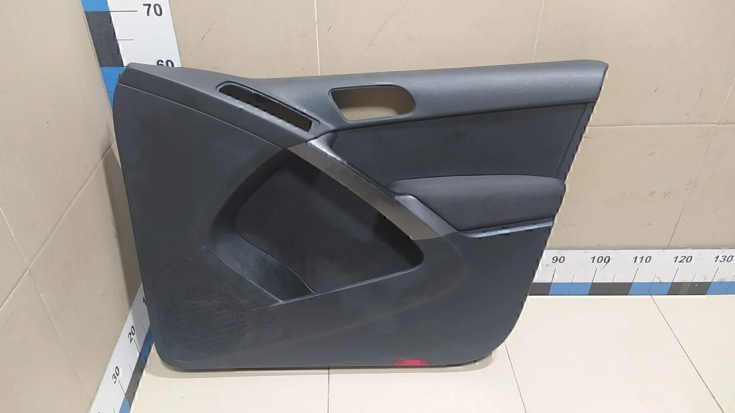 Обшивка двери передней правой Tiguan 2011-2016
