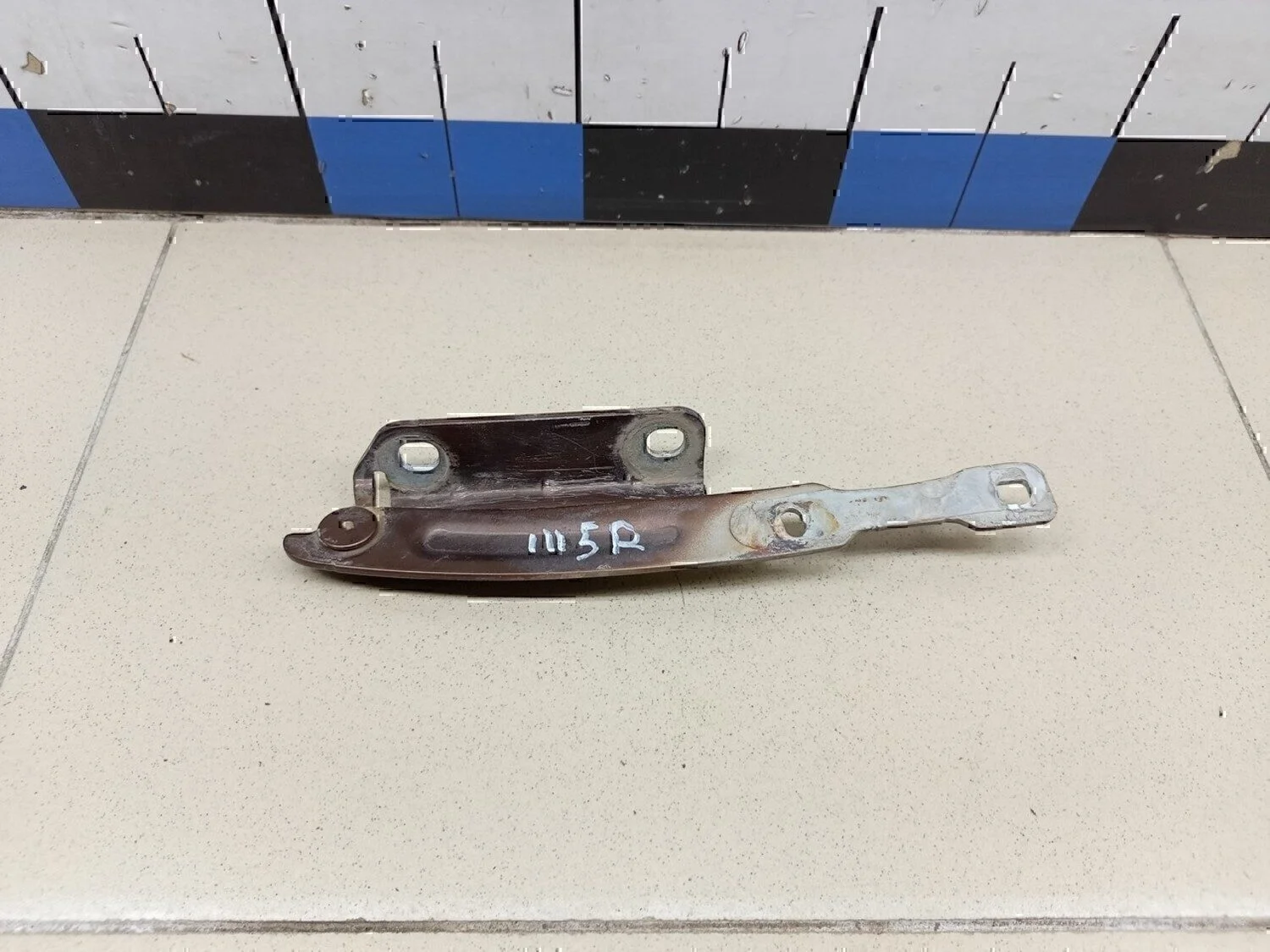 Петля капота правая Duster 2012>