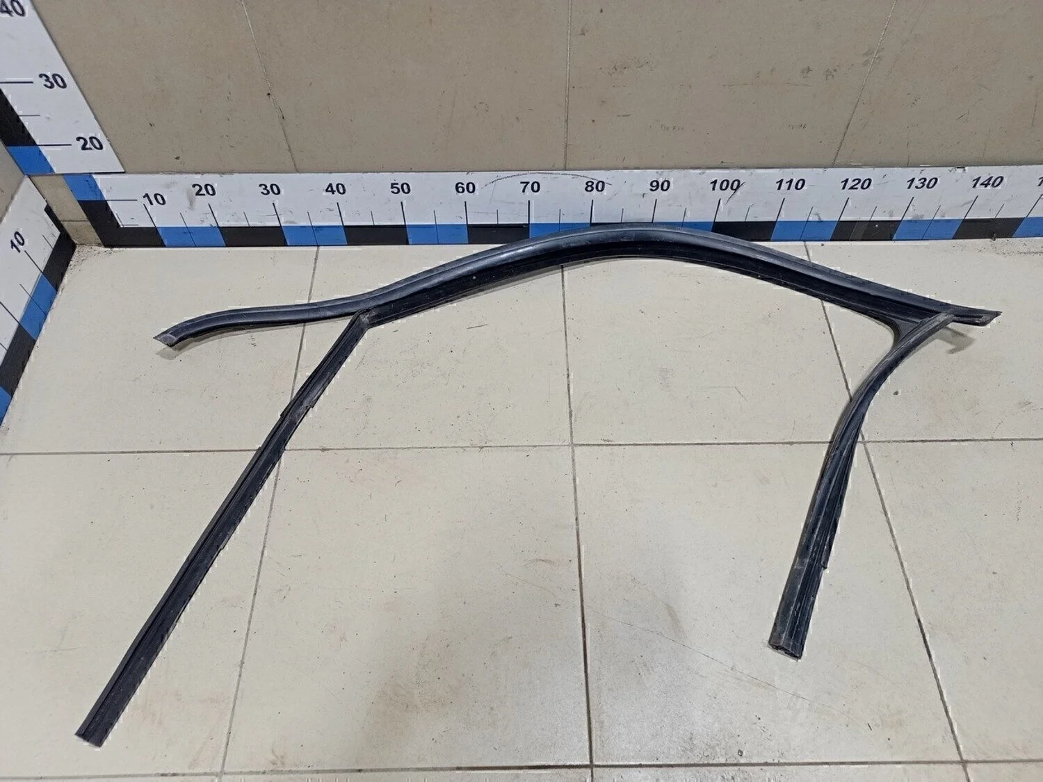 Уплотнитель стекла двери Tiguan 2007-2011