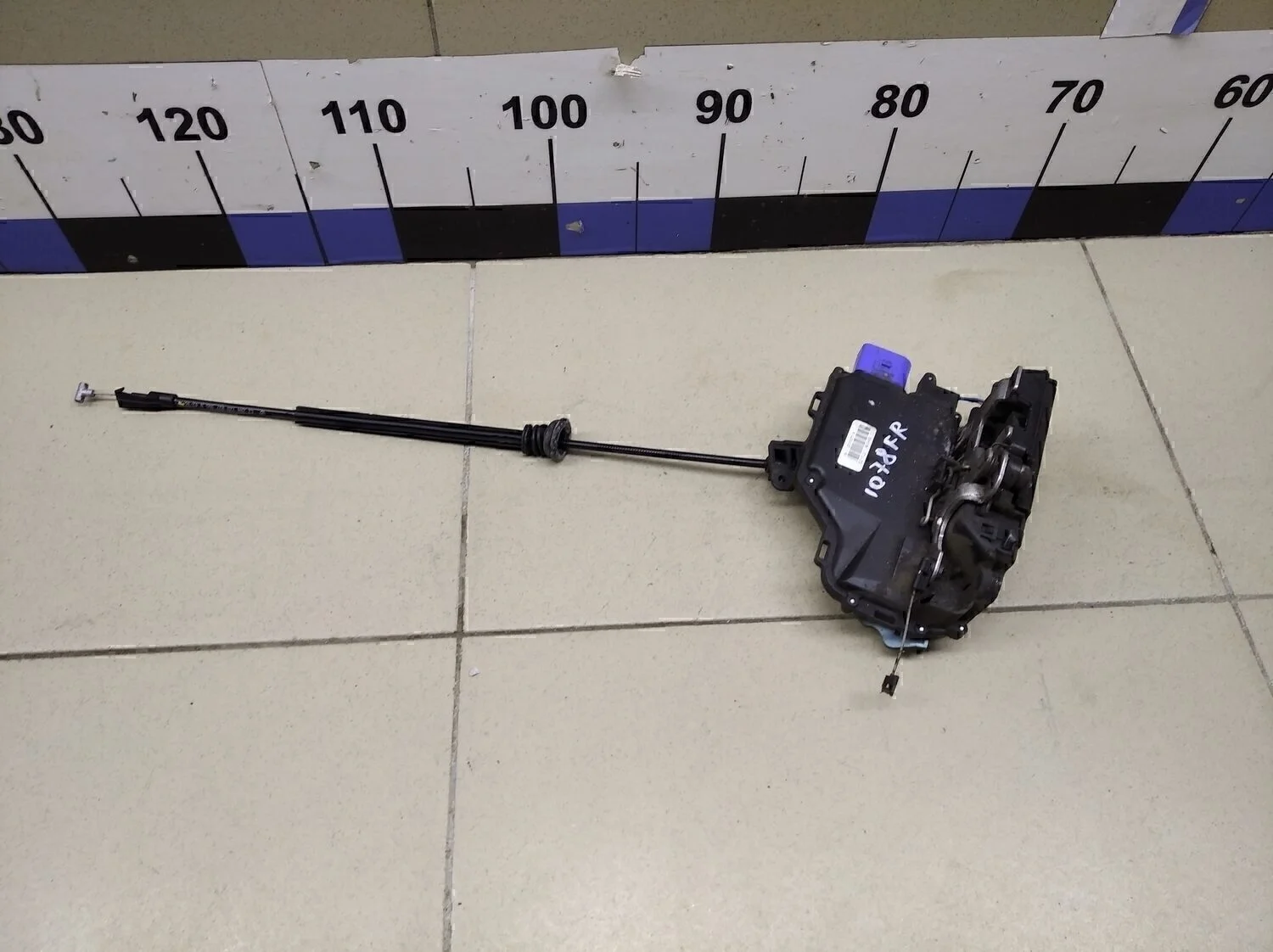 Замок двери передней правой Touareg 2002-2010