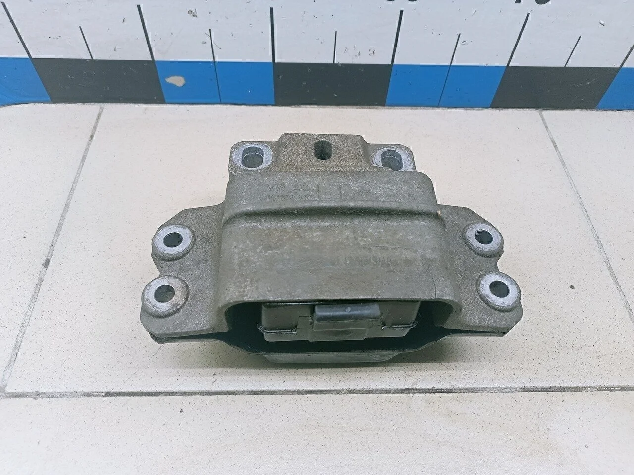 Опора двигателя левая Touran 2003-2010