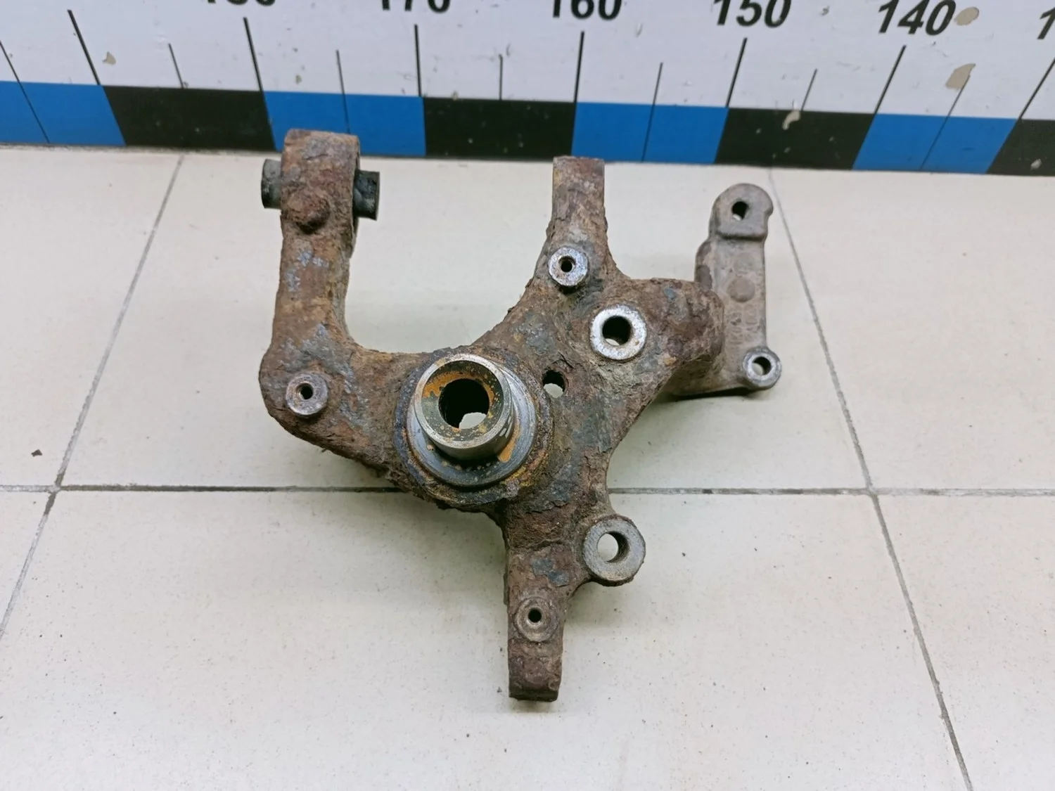 Кулак поворотный задний левый Touran 2003-2010