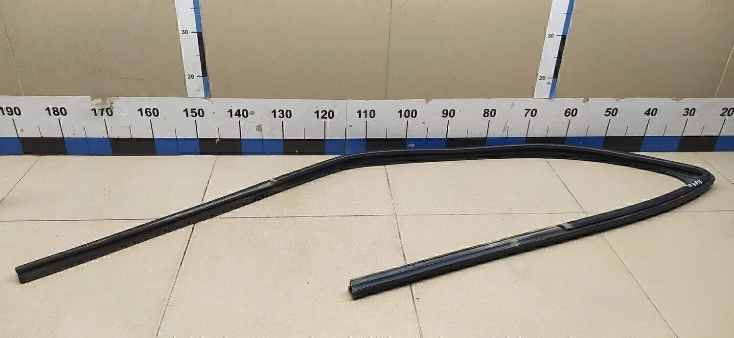 Уплотнитель стекла двери Logan 2005-2014