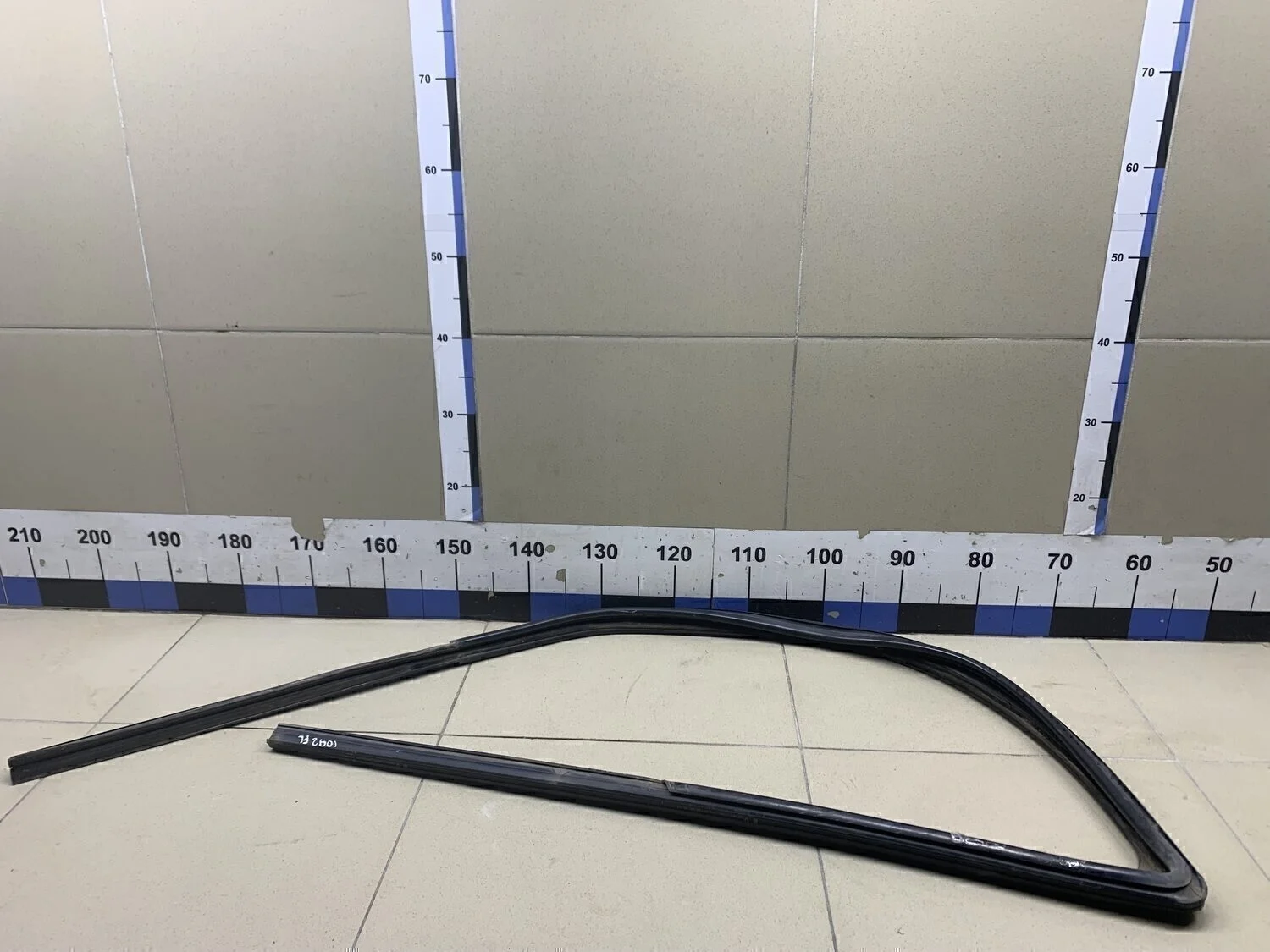 Уплотнитель стекла двери Logan 2005-2014