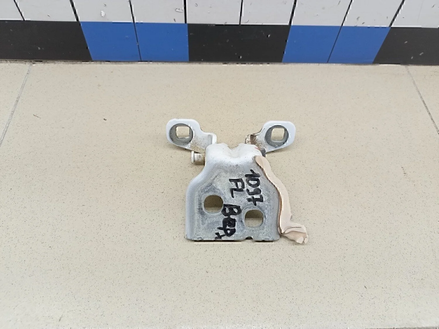 Петля двери Duster 2012>