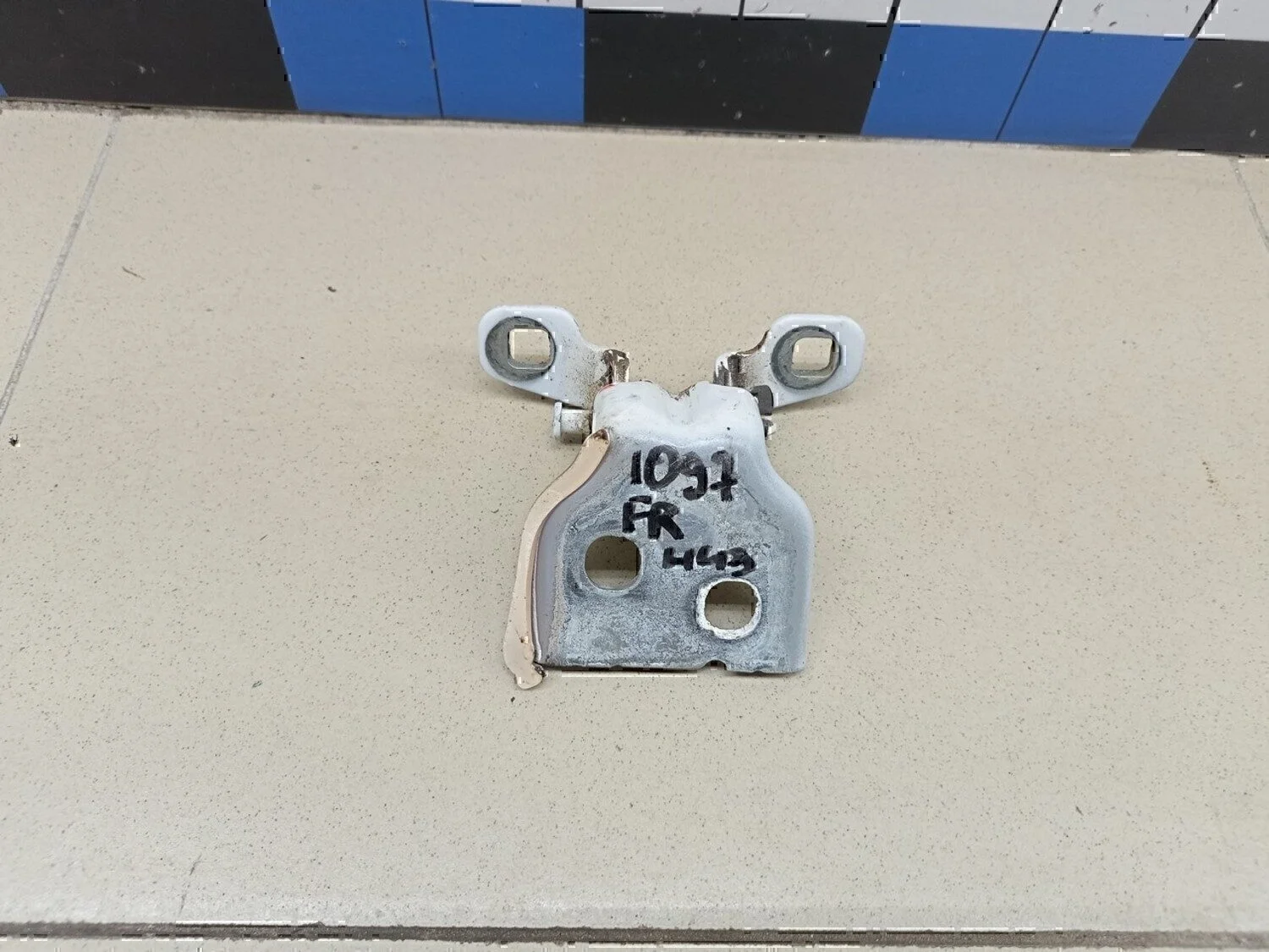 Петля двери Duster 2012>