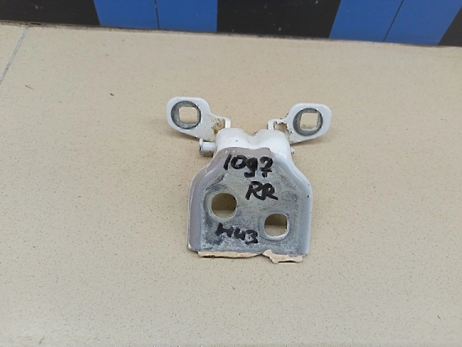 Петля двери Duster 2012>