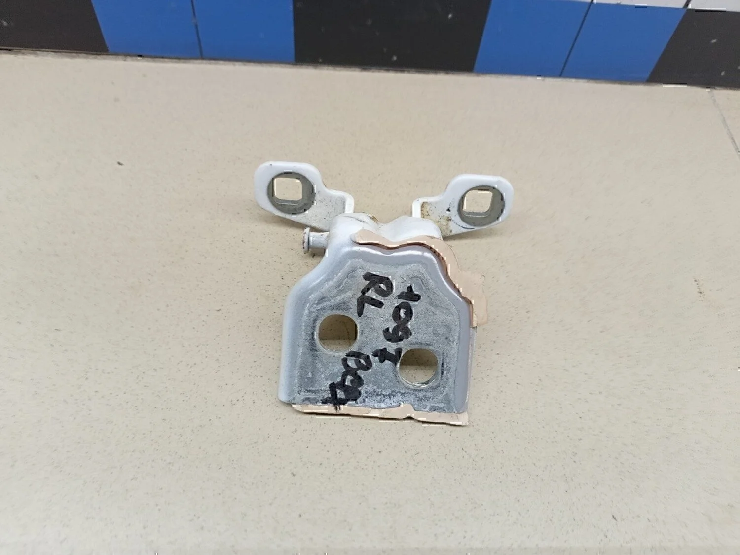 Петля двери Duster 2012>