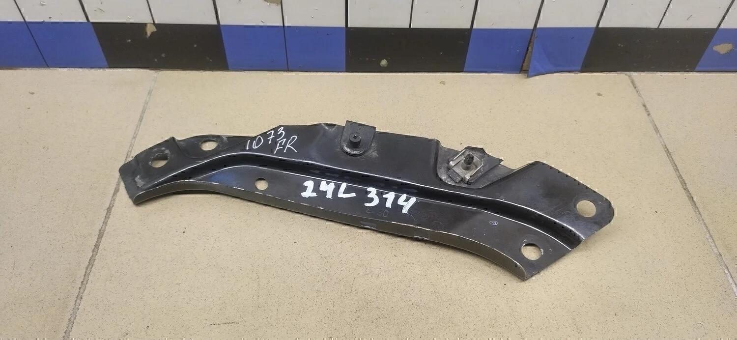 Кронштейн фар правый Polo (Sed RUS) 2011>