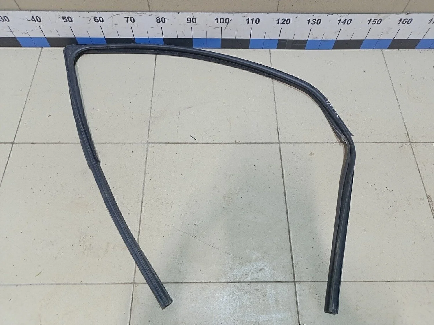 Уплотнитель стекла двери Logan 2005-2014