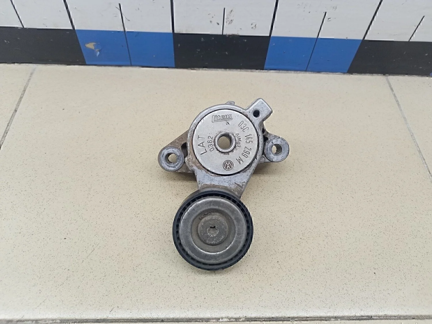 Ролик-натяжитель ручейкового ремня Fabia 2007-2015