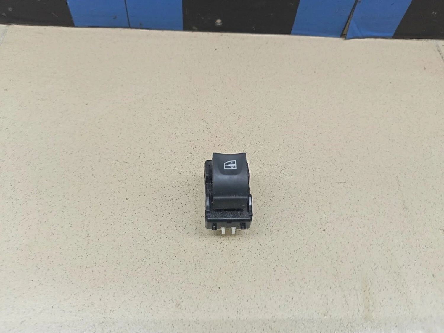 Кнопка стеклоподъемника Duster 2012>