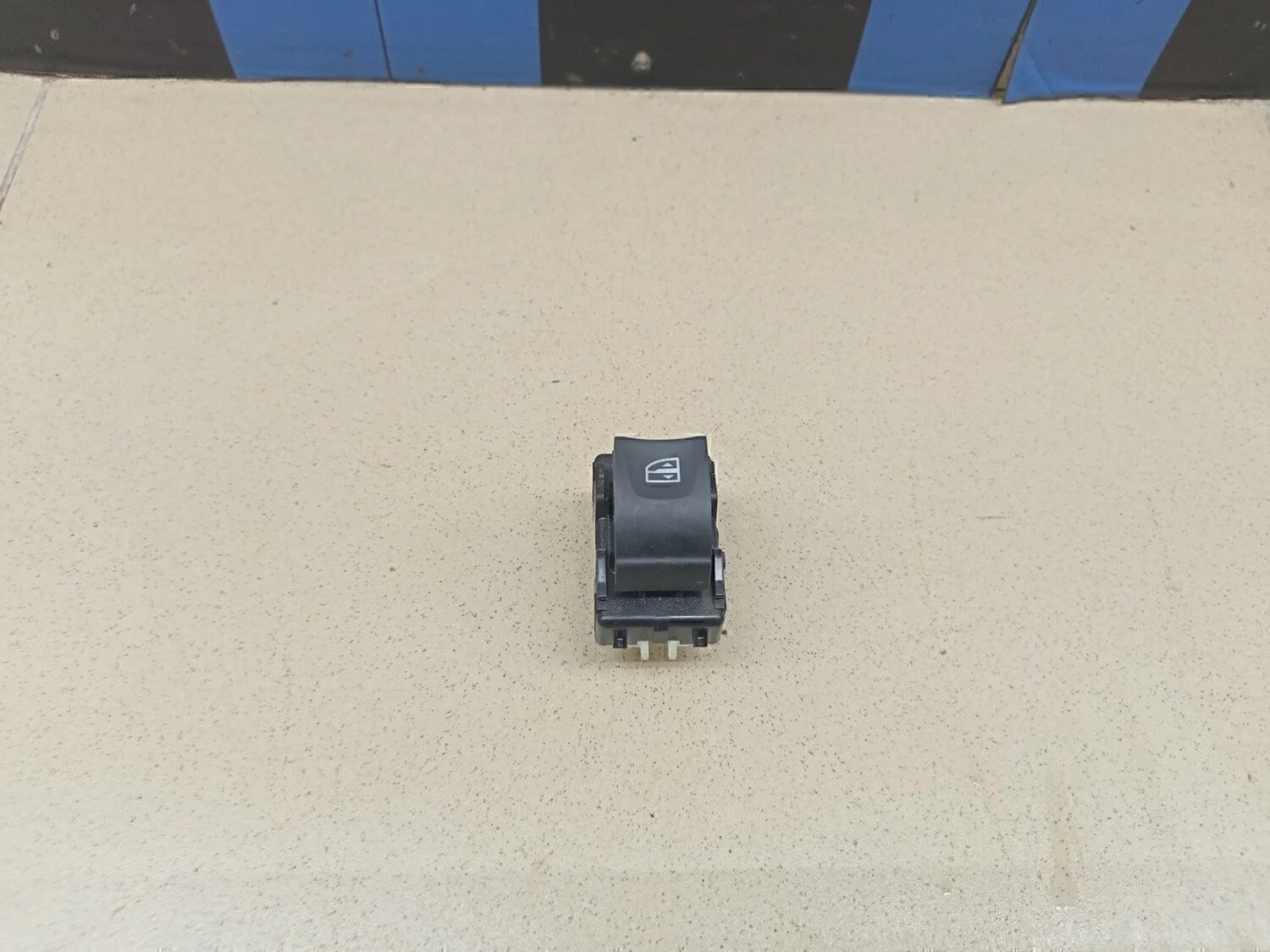 Кнопка стеклоподъемника Duster 2012>