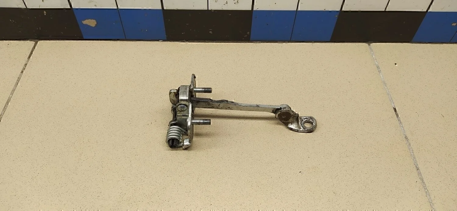 Ограничитель двери Duster 2012>