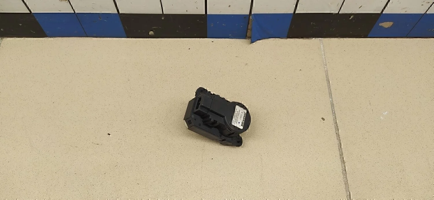 Моторчик заслонки отопителя RIO 2000-2004