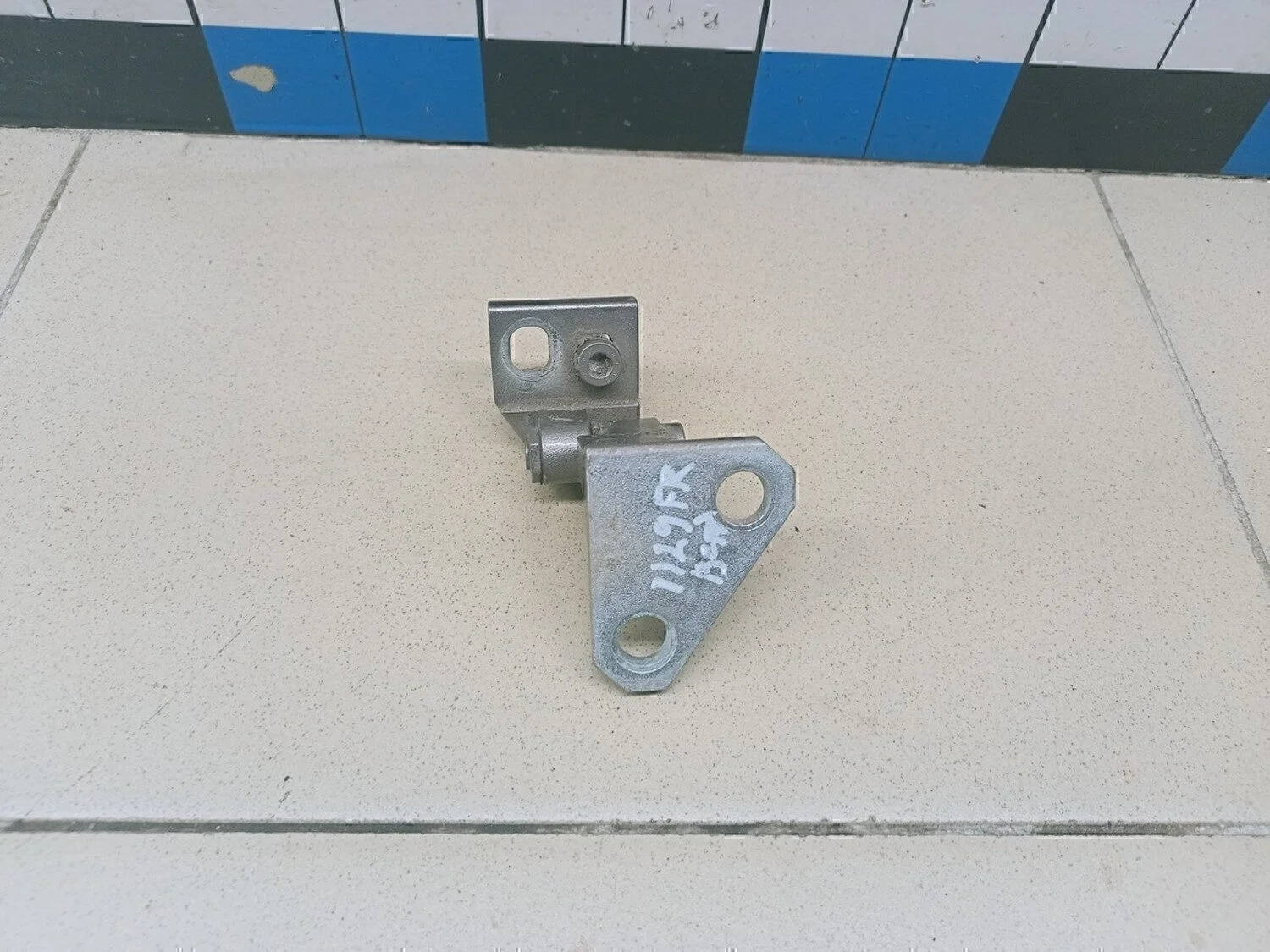 Петля двери передней правой верхняя Golf V 2003-2009