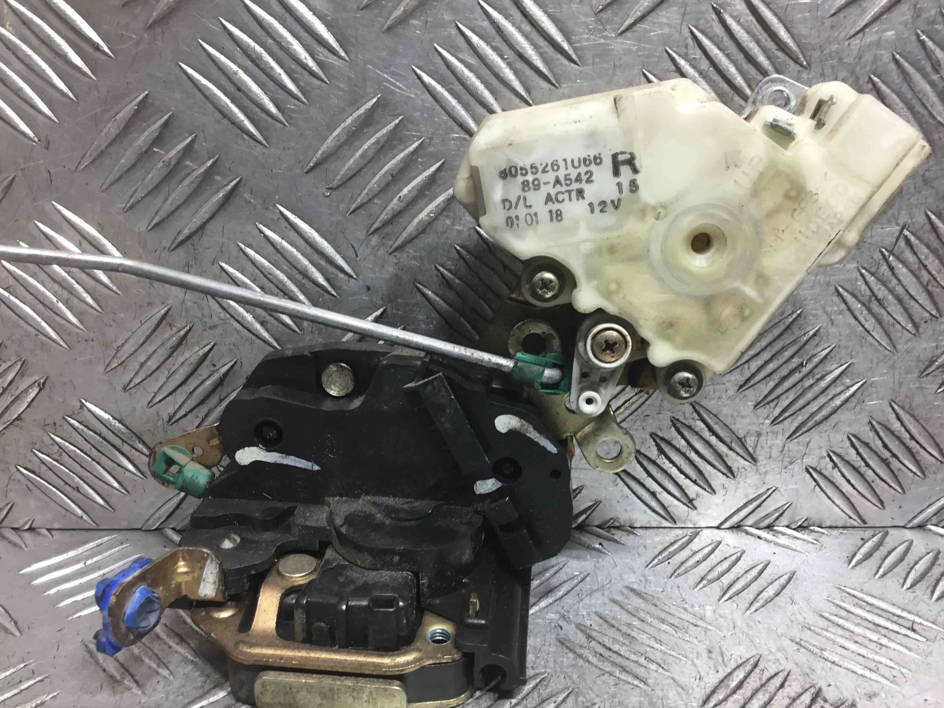 Замок двери передней правой Nissan Almera Tino V10 2000 - 2006 бензин 1.8 i Механика Х/б