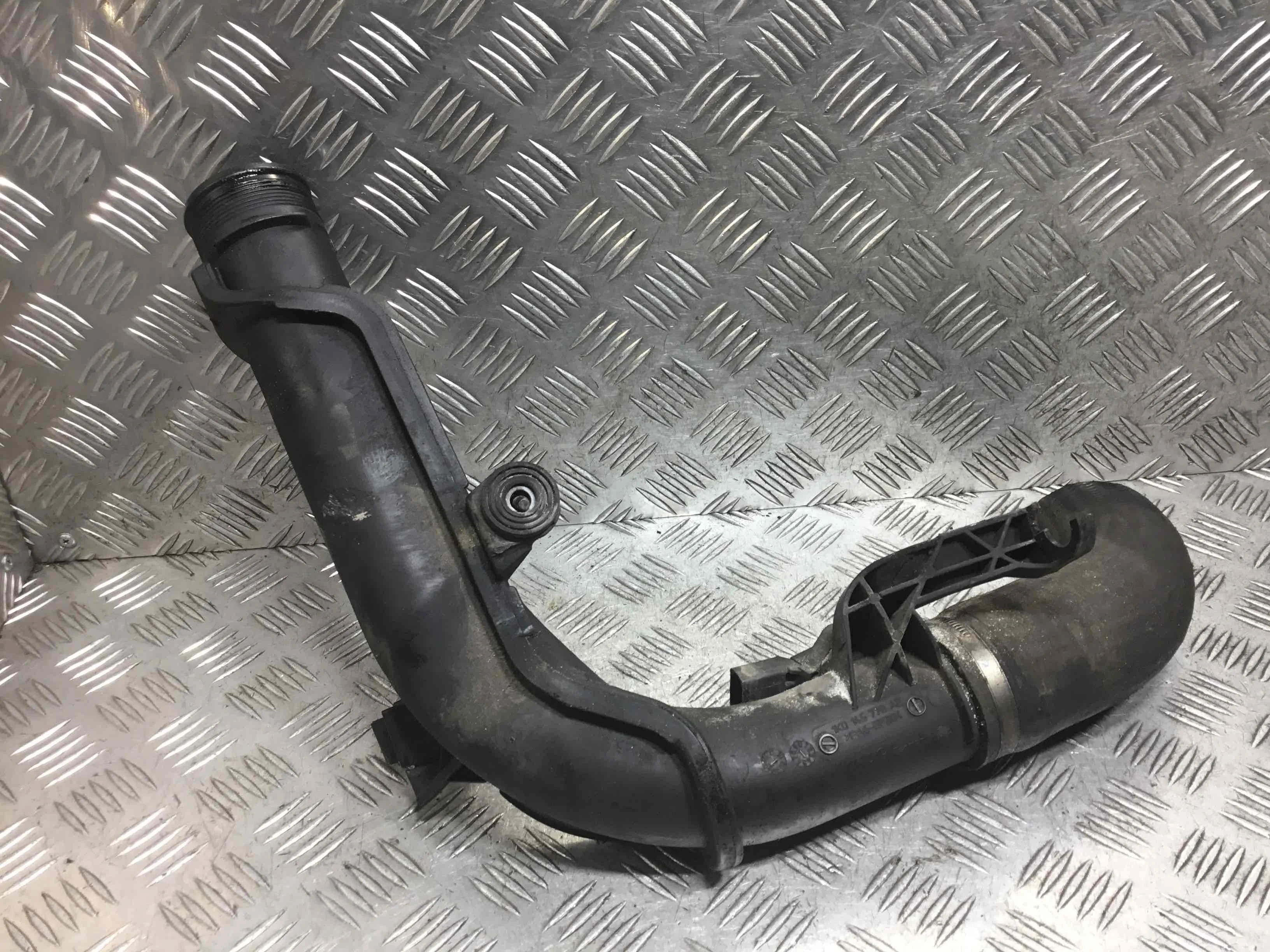 Патрубок интеркулера Volkswagen Passat B7 (2010-2015) дизель 2.0 TDI Механика Универсал